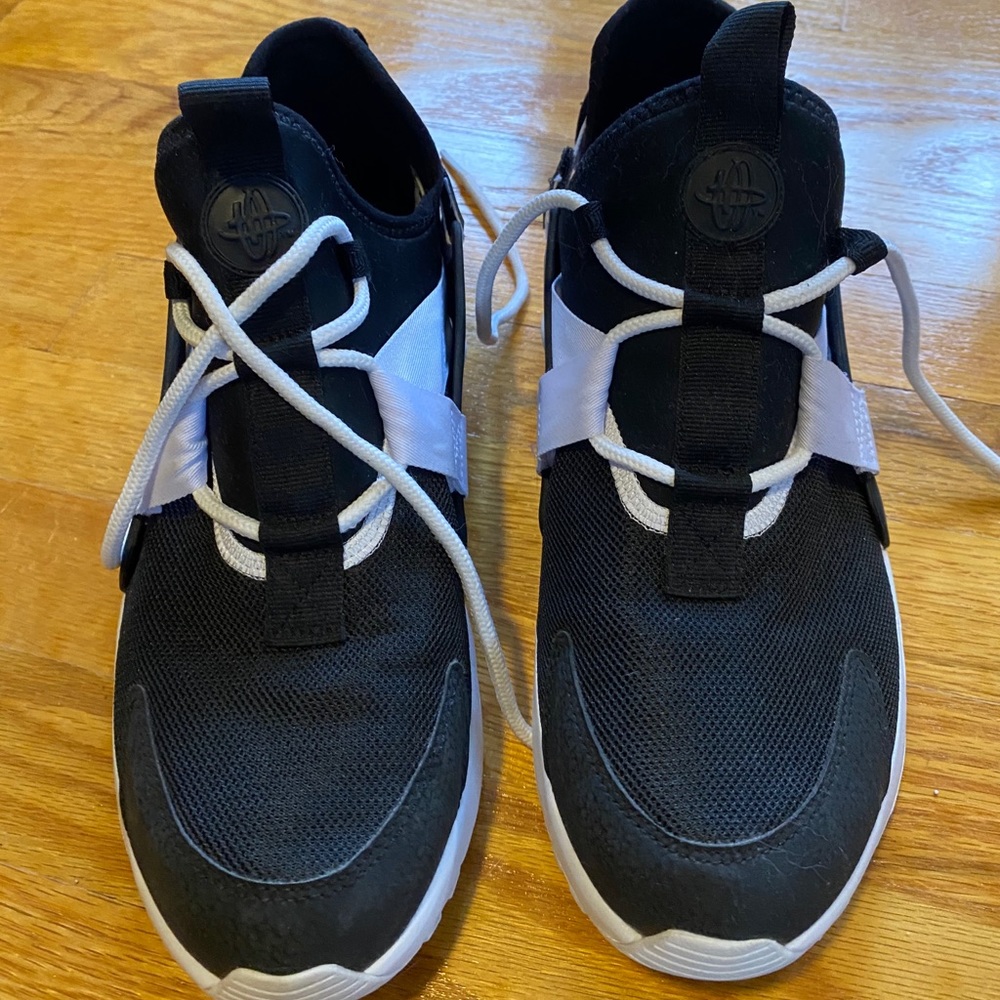 Women’s Nike Air black sneakers-8.5